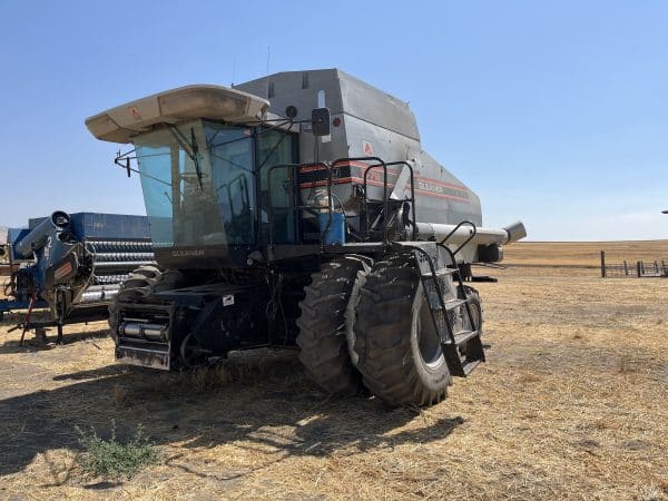 1993 Gleaner R72 w/24’ header & cart