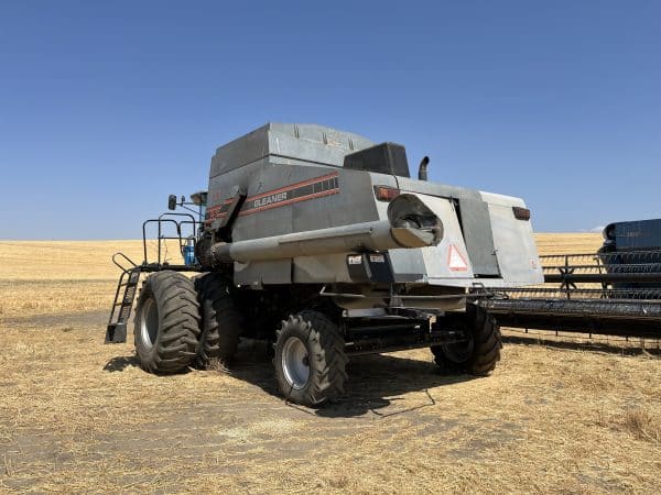 1993 Gleaner R72 w/24’ header & cart - Image 5