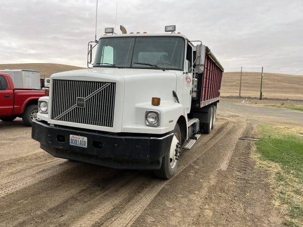 1996 Volvo 20’ bed, hoist, slip tank, roll tarp. - Image 2