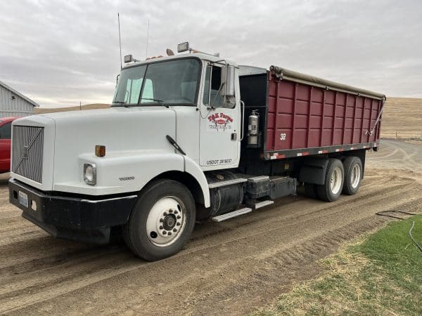 1996 Volvo 20’ bed, hoist, slip tank, roll tarp.