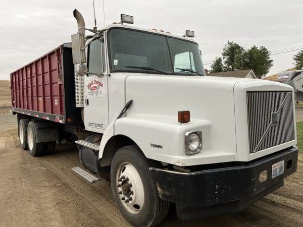 1996 Volvo 20’ bed, hoist, slip tank, roll tarp. - Image 4