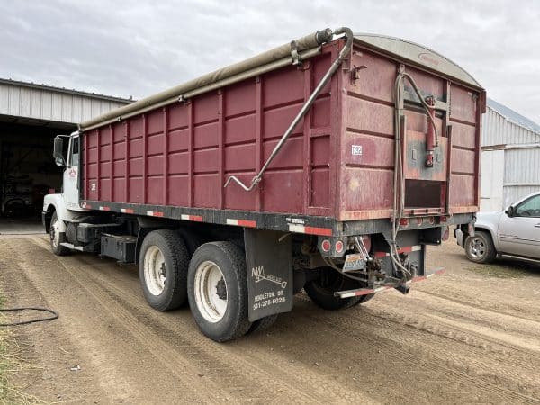 1996 Volvo 20’ bed, hoist, slip tank, roll tarp. - Image 3