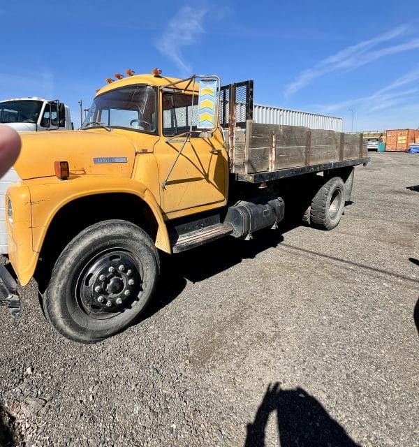 1975 IH 14’ bed & hoist