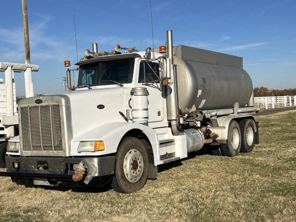 1989 Peterbilt 3000 gal water truck