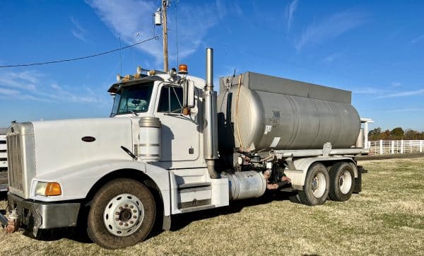 1989 Peterbilt 3000 gal water truck - Image 2