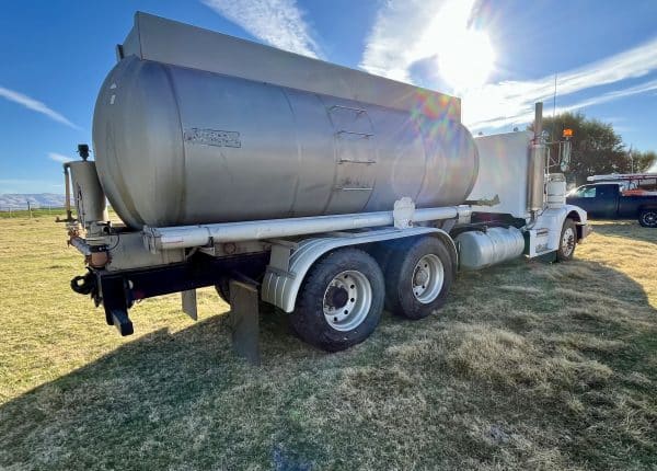 1989 Peterbilt 3000 gal water truck - Image 5