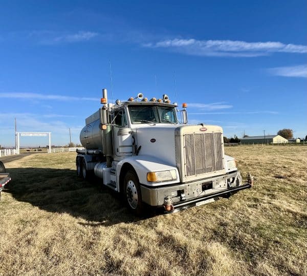 1989 Peterbilt 3000 gal water truck - Image 11