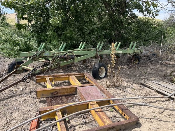 JD 3200 6-btm plow