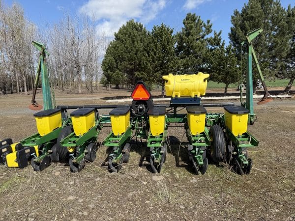 JD 1700 corn planter
