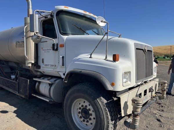 2000 IH water truck - Image 2