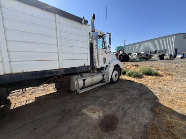 2002 Freightliner - Image 5