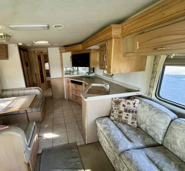 2002 36’ Dolphin LX Motorhome - Image 9