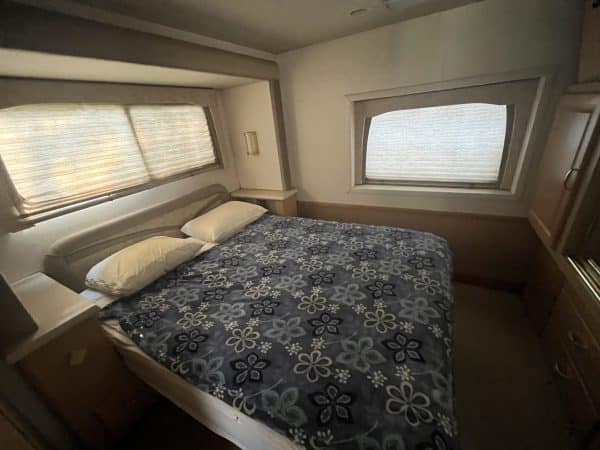 2002 36’ Dolphin LX Motorhome - Image 14