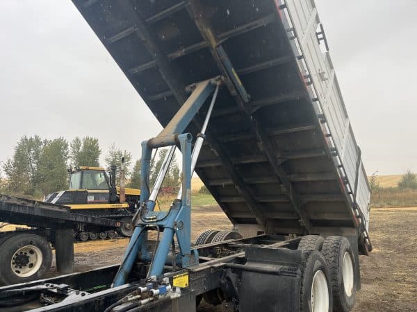2004 Sterling tandem axle 20’ bed - Image 2