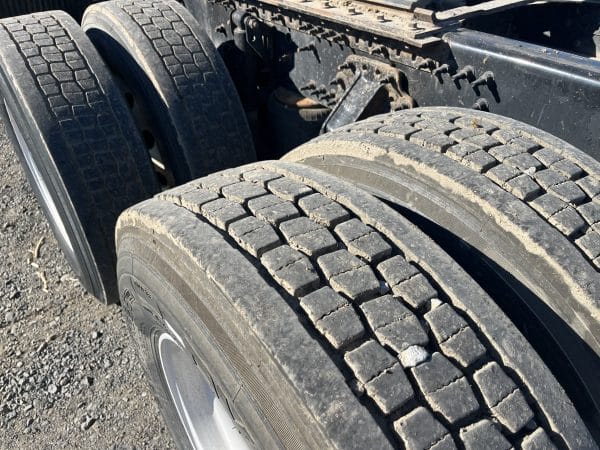 2015 Volvo D13 - Image 3