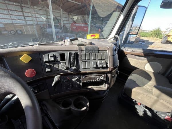2015 Volvo D13 - Image 11