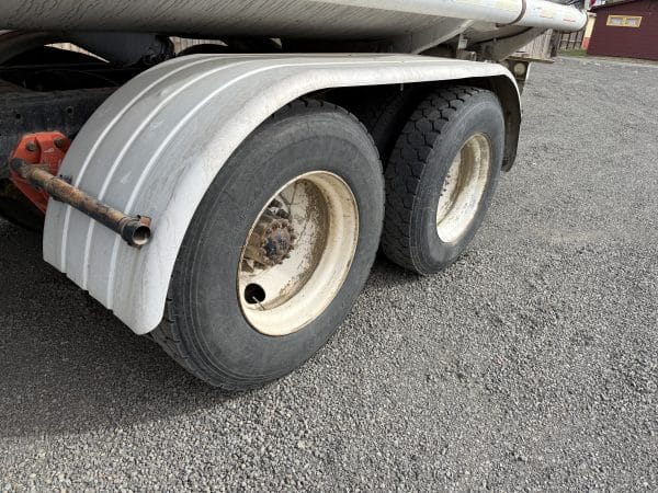 1984 Freightliner water truck - Image 3