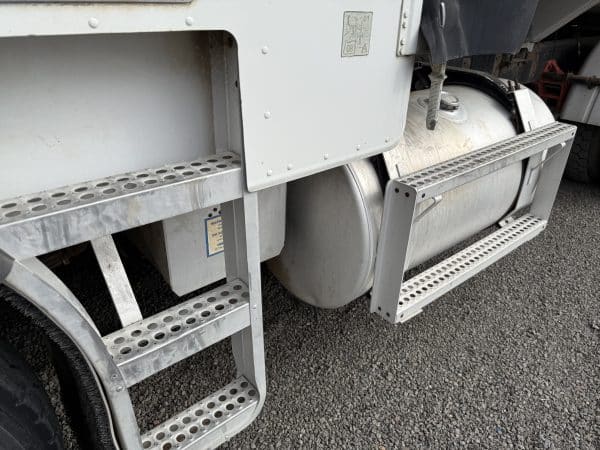 1984 Freightliner water truck - Image 8