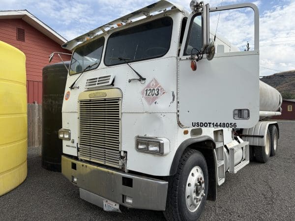 1984 Freightliner water truck - Image 11