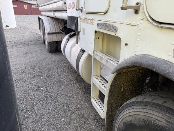 1984 Freightliner water truck - Image 12