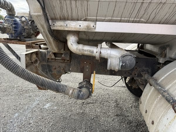 1984 Freightliner water truck - Image 16