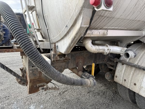 1984 Freightliner water truck - Image 17