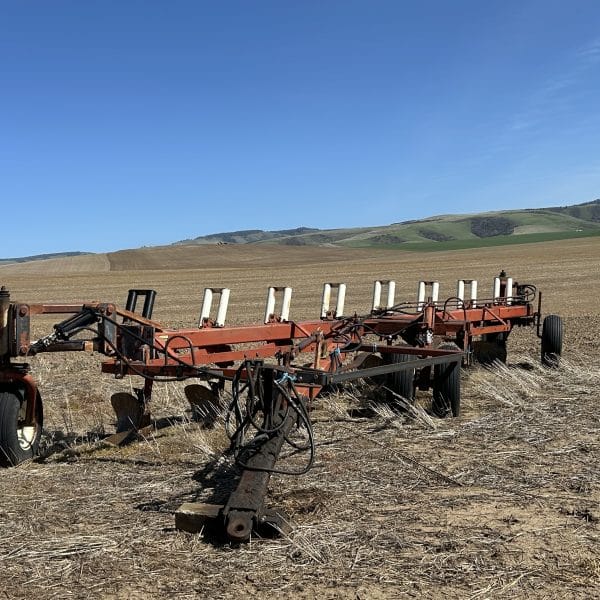 IH 800 8-bottom plow, hinged back.