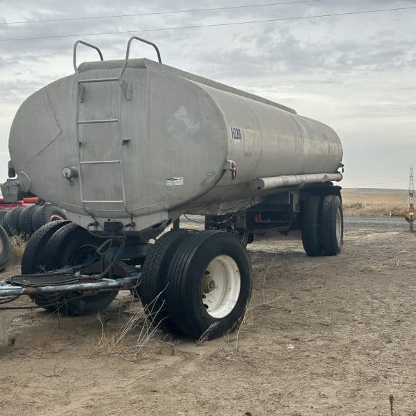 1953 4,500 gal tank trailer (No Title)